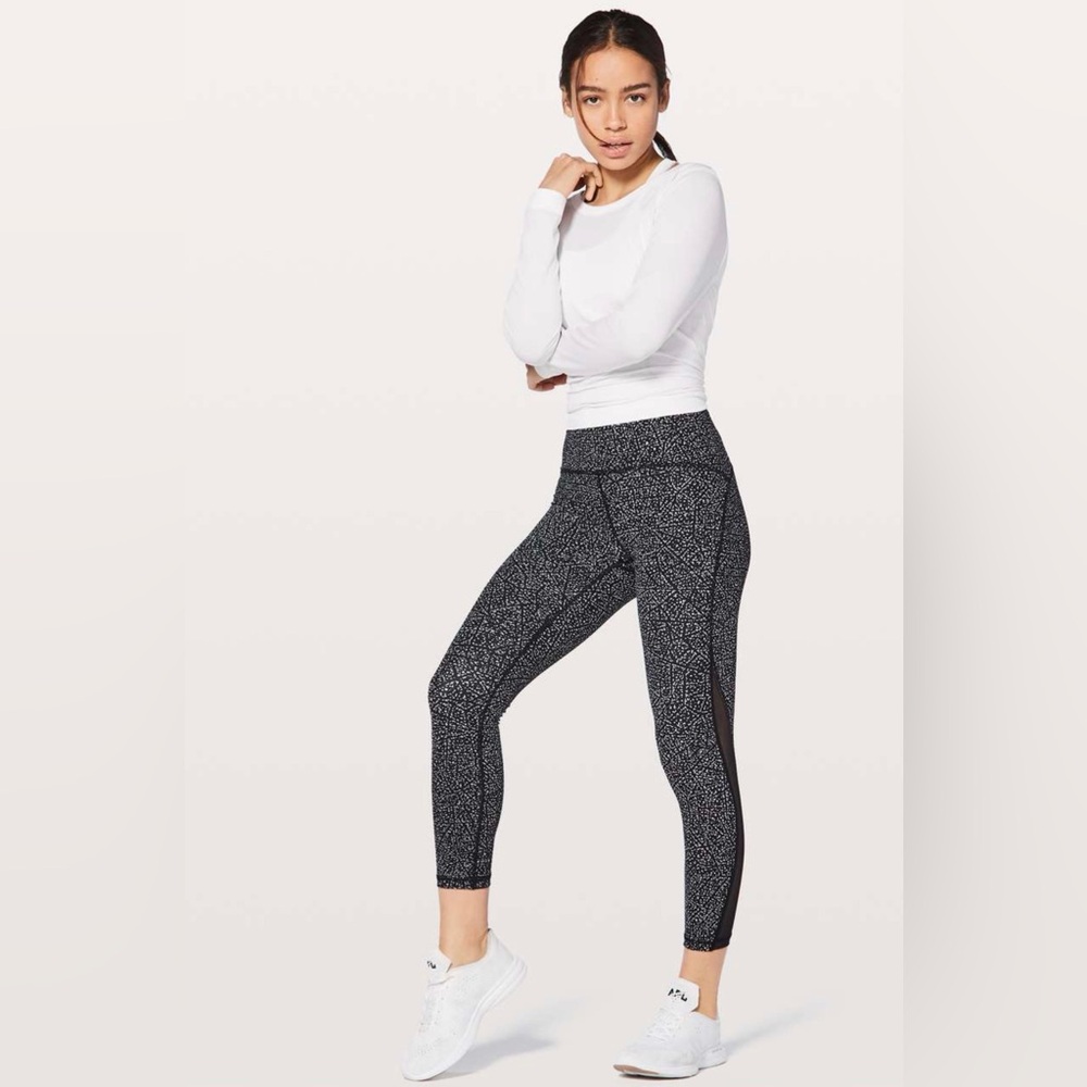P05. Lululemon Train Times 7/8 Pant 25"
Size 4
Night View White Black / Black